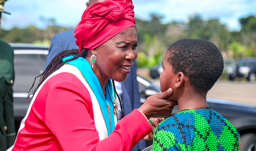 EN 2002, 2M Intercative lance le 1er Site officielle de la 1ère dame de la République de Guinée Equatoriale